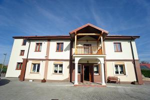 una grande casa bianca con balcone di Zajazd na Towarowej a Dęblin