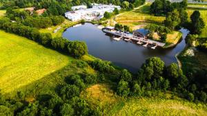 uma vista aérea de uma marina num lago em Hotel Azzun Orient SPA&Wellness em Kromerowo