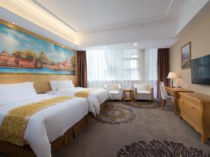 Ліжко або ліжка в номері Vienna Hotel Guangzhou Baiyun Airport