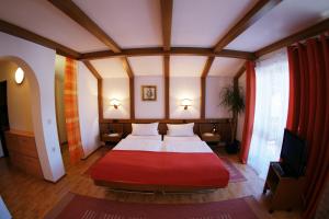 1 dormitorio con 1 cama grande con manta roja en Hotel St. Georg en Bad Reichenhall