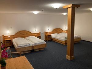 Letto o letti in una camera di Chemihüttli Apartments Axalp