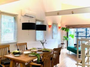 comedor con mesa de madera y sillas en Kamakura Vacation House en Kamakura