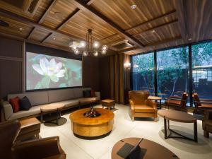 sala de estar con sofá y pantalla grande en Susukino Granbell Hotel en Sapporo