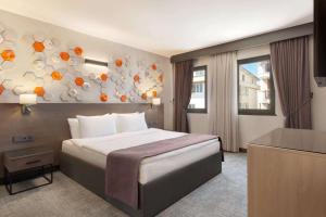 سرير أو أسرّة في غرفة في Days Hotel by Wyndham Ankara Cankaya