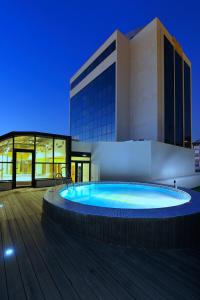 uma grande piscina em frente a um edifício em Turia Granada em Granada