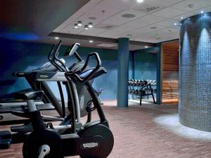 un gimnasio con bicicleta estática en una habitación en Clarion Hotel Ernst en Kristiansand