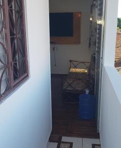 una puerta abierta a una habitación con mesa y silla en Casa do Angelo, en Isla de Boipeba