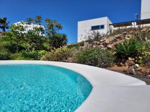 ein Pool vor einem Haus in der Unterkunft Private villa with pool in Lajares in Lajares