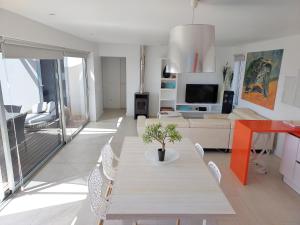 Een TV en/of entertainmentcenter bij Private villa with pool in Lajares
