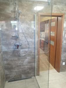 y baño con ducha y puerta de cristal. en Útulný Domček Privat Bedrich, en Poprad