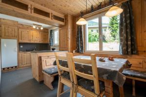 Kitchen o kitchenette sa AAA Chalet Allegra RoJo with Sauna and Mountain view