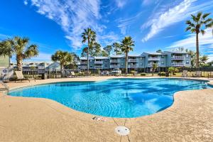 المسبح في Orange Beach Condo Private Boat Dock and Ramp أو بالجوار