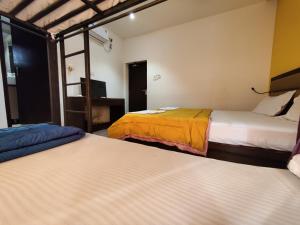 Joey's Hostel Agra tesisinde bir odada yatak veya yataklar