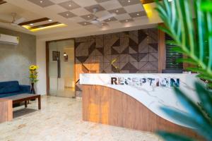 Area lobi atau resepsionis di Hotel Lee Grand