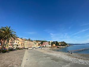 a beach with buildings and a body of water at CasaViva - Loft fronte mare a Santa Margherita in Santa Margherita Ligure