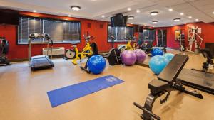 un gimnasio con equipo de ejercicios y pelotas de ejercicios en Best Western Plus Stoneridge Inn & Conference Centre London Ontario en Londres