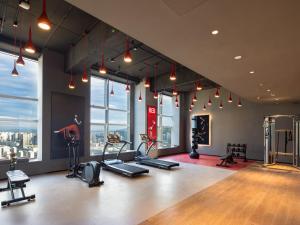 Fitnes centar i/ili fitnes sadržaji u objektu Radisson RED Hotel Zhuhai Gongbei Port