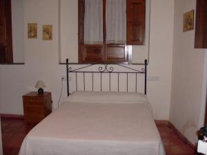 1 dormitorio con 1 cama, vestidor y ventana en El Zaguan en Granada