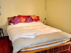 A bed or beds in a room at Minnamurra Villa on the River