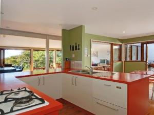 A kitchen or kitchenette at Minnamurra Villa on the River