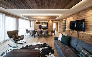 sala de estar con sofá y mesa en LaMonte Luxury Apartments en Kitzbühel