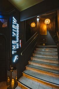 un conjunto de escaleras en una habitación con luces en Hotel Carlton, en Lille