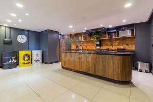 cocina con encimera y reloj en la pared en Coliving Century Park by My Way en Porto Alegre