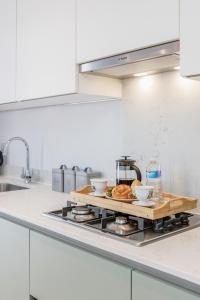 una encimera con una bandeja de comida en una estufa en Watford Cassio Deluxe - Modernview Serviced Accommodation en Watford