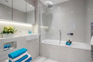 Un baño de Watford Cassio Deluxe - Modernview Serviced Accommodation