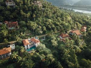 una vista aérea de un pueblo en una colina con árboles en Villa Victorini Victoria Golf Resort, en Digana