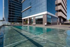 una piscina frente a un edificio en Hilton Garden Inn Praia Brava en Itajaí