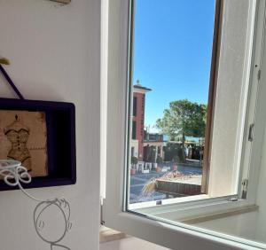 ventana con vistas a una calle de la ciudad en Le Rêve - Lake view rooms en Sirmione