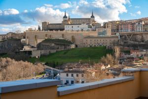 Otelden çekilmiş Toledo şehrinin genel bir manzarası veya şehir manzarası