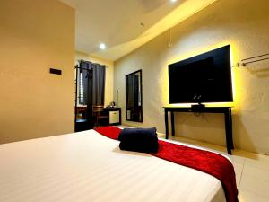 Televisyen dan/atau pusat hiburan di Pemandangan Indah Guest House - Look Out Point Villa-