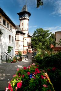 un edificio con una torre con un ramo de flores en Hotel Villa Monte Vino, en Potsdam