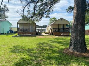 twee huizen in een park met een boom bij Kickapoo Shores Waterfront Cottages in Onalaska