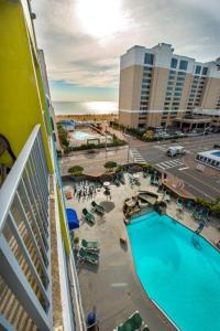 Swimming pool sa o malapit sa Days Inn by Wyndham Virginia Beach At The Beach