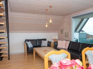 Кът за сядане в 6 person holiday home in Aabenraa