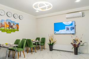 Sjónvarps- og/eða afþreyingartæki á Dosman Hotel Bishkek