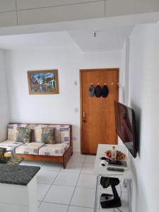 sala de estar con sofá y mesa en Flat boqueirão en Praia Grande