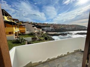 d'un balcon avec vue sur l'océan. dans l'établissement Casa Castel, à Castelsardo