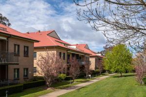 una fila de casas con techos rojos en Leisure Inn Spires, en Leura