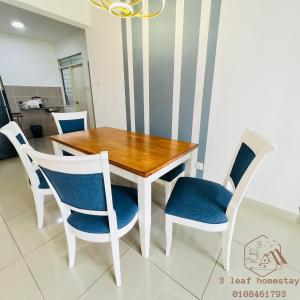 una mesa de comedor y sillas en una habitación en KULAI IOI MALL D'Putra Suites Near JPO Senai Airport, 