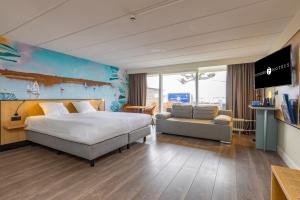 A bed or beds in a room at Fletcher Hotel Restaurant Loosdrecht-Amsterdam