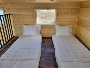 ヴァジェにある037 Tiny Home nr Grand Canyon South Rim Sleeps 8の窓付きの小さな部屋のベッド2台