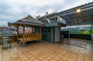 מרפסת או טרסה ב-Vila Keluarga Syariah Mawar 82, Dago Resort 4BR dengan Privat Pool BBQ dan Rooftop