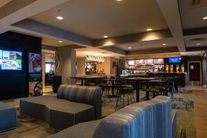 Courtyard by Marriott Nashville at Opryland tesisinde bir oturma alanı