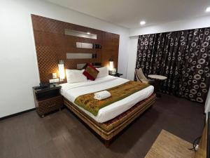 เตียงในห้องที่ Ramee Guestline Hotel Bangalore