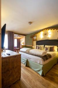 um quarto de hotel com duas camas num quarto em Hotel Bucaneve em Breuil-Cervinia