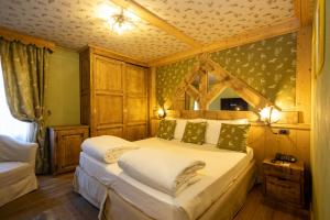 um quarto com duas camas num quarto em Hotel Bucaneve em Breuil-Cervinia